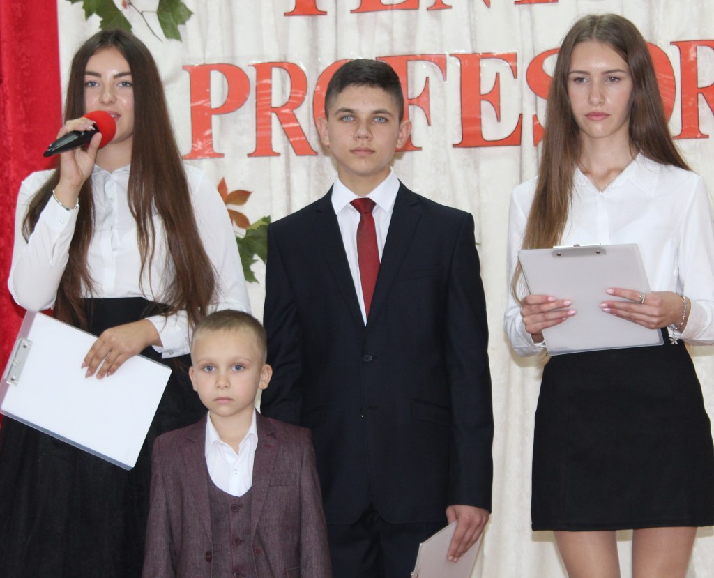 LA MULȚI ANI, CU ZÂMBETE ȘI FLORI, DRAGII NOȘTRI, SCUMPI&nbsp;ÎNVĂȚĂTORI!