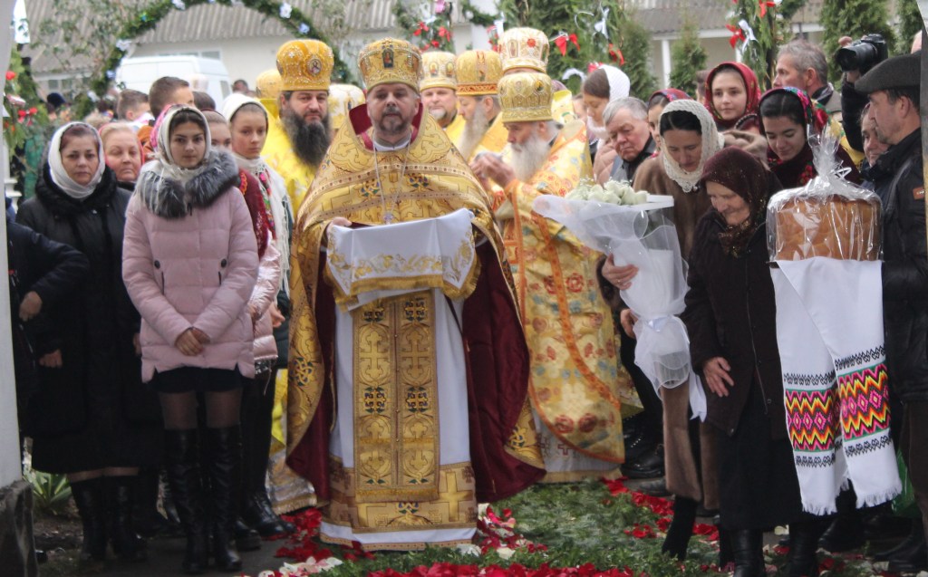 Covor din crenguțe de brad și petale de trandafiri pentru oaspeții dragi de ziua hramului Bisericii Sf. Spiridon din&nbsp;Herța