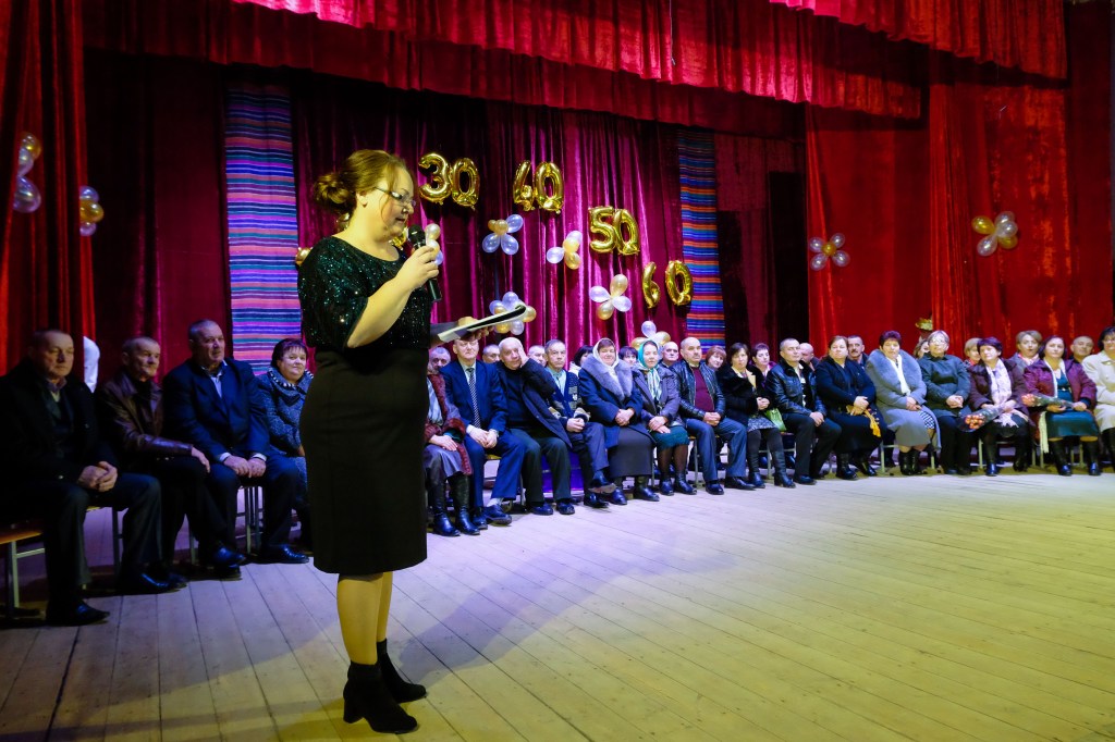 Ca o pasăre din crânguri timpul repede mai zboară, Dar rămân în amintire anii cei frumoși de&nbsp;școală…