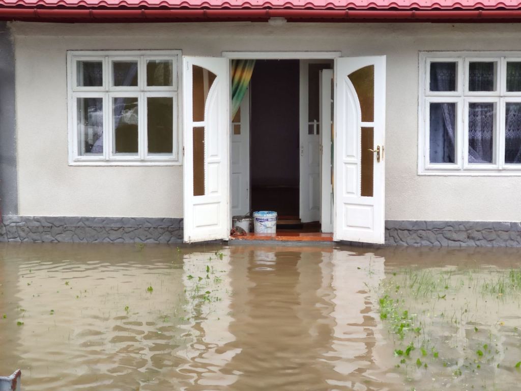 Apele au adus pagube: materiale și&nbsp;sufletești