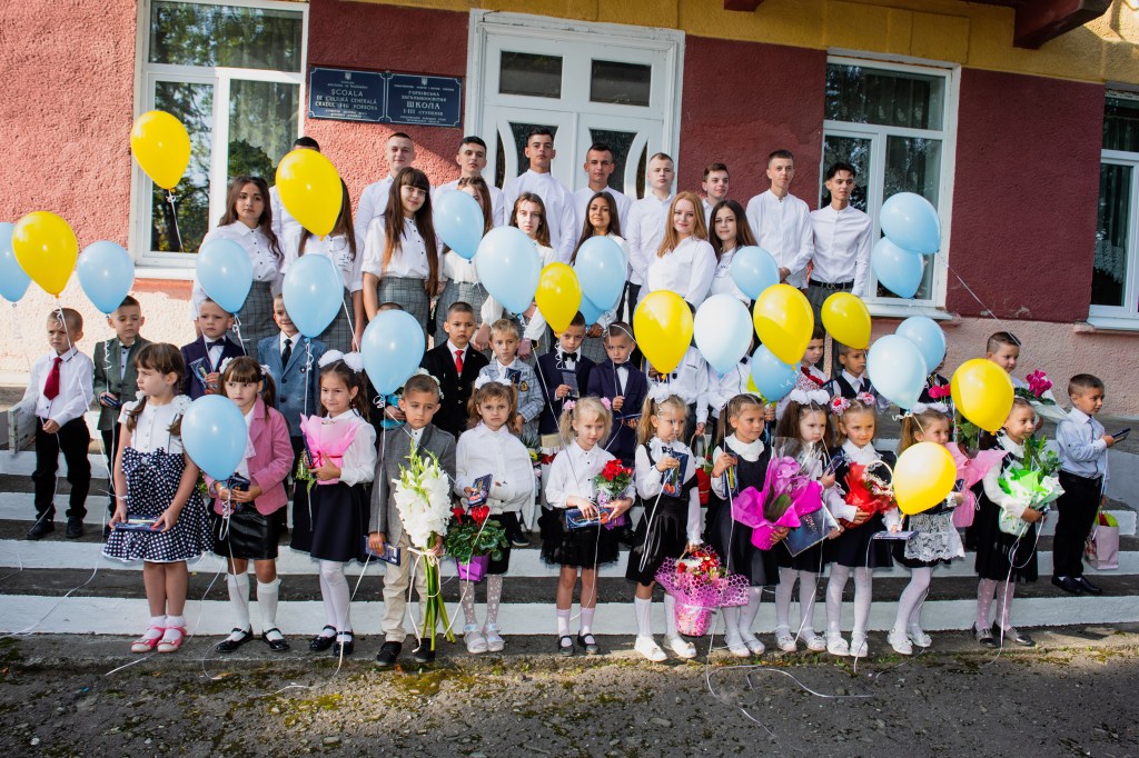 Într-un ceas bun, dragi elevi, stimați&nbsp;profesori!