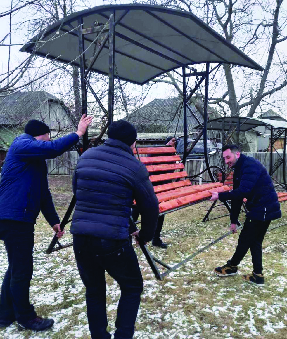 Din banii adunați dela colindat, au cumpărat scrâncioburi&nbsp; pentru&nbsp;elevi