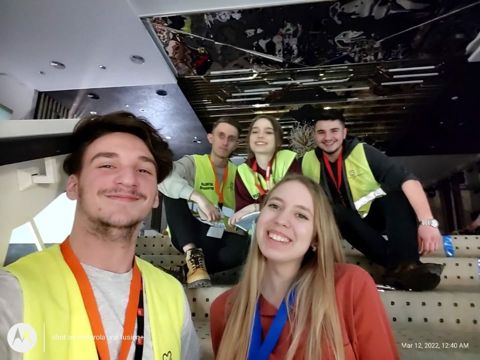 Tineri români din Cernăuți – voluntari în activitatea de ajutorare a refugiaților ucraineni la&nbsp;Suceava