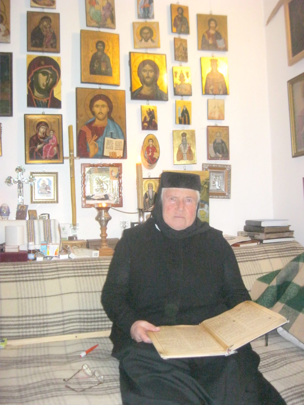 MĂICUȚA  IRINA  PÂNTESCU,  PRIMA STAREȚĂ  A  SFINTEI  MĂNĂSTIRI VORONEȚ,  A  PLECAT  LA  DOMNUL SĂ  SE  ROAGE  ÎN  CERURI  PENTRU PACE  ȘI  VIAȚĂ PE&nbsp;PĂMÂNT