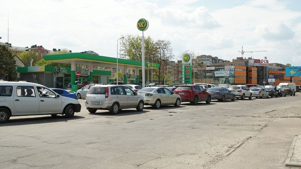  Cozi lungi de automobilela&nbsp;benzinării