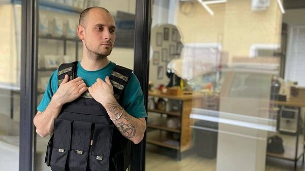  La Cernăuți, doi refugiaţi au pus la cale confecţionarea vestelor antiglonț pentru militarii ucraineni 