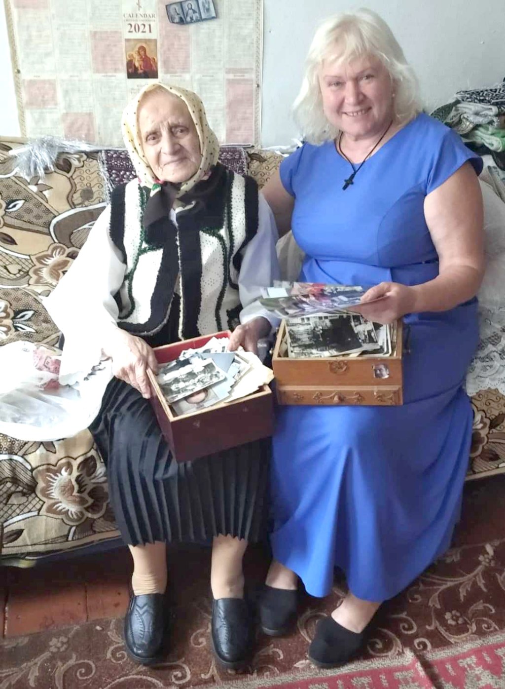 DINTR-UN  SECOL  DE  IUBIRE  I-A RĂMAS  NUMAI  RĂZBOIUL  DE ȚESUT 