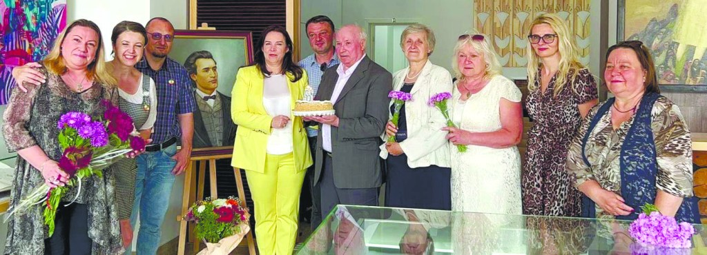 LE  DORIM  VIAȚĂ  LUNGĂ,  PÂNĂ-N  MILENIUL PATRU  SĂ  AJUNGĂ,  COLEGILOR  DE  LA REDACȚIA  EMISIUNI  ÎN  LIMBA  ROMÂNĂ  A POSTULUI  DE  RADIO UCRAINA&nbsp;INTERNATIONAL!