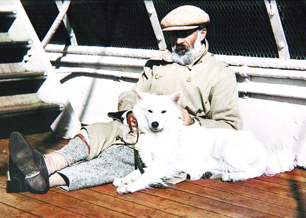 AVEM  CU  CINE  NE  MÂNDRI  –  ACASĂ  ȘI PRINTRE  STRĂINI 