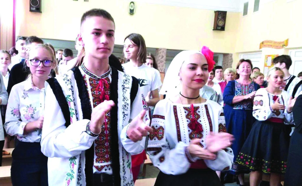 NICĂIERI FERICIREA NU E MAI DEPLINĂ ȘI SUFLETUL NU CÂNTĂ MAI DUIOSCA&nbsp;ACASĂ