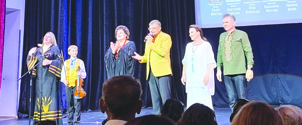 DOUĂ ȘI MAI MULTE VOCI, ÎNTR-O UNICĂ IUBIRE DE&nbsp;CERNĂUȚI