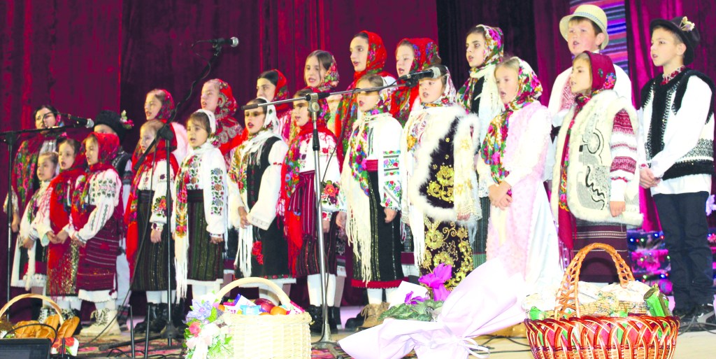 Colindătorii din CT Ostrița s-au adunat pe scena din&nbsp;Horbova